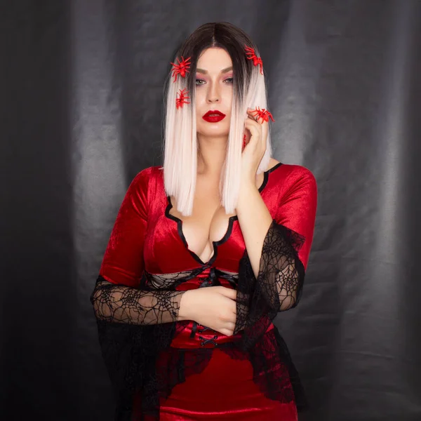 Joven Mujer Rubia Hermosa Vestido Vampiro Rojo Sobre Fondo Negro —  Fotos de Stock