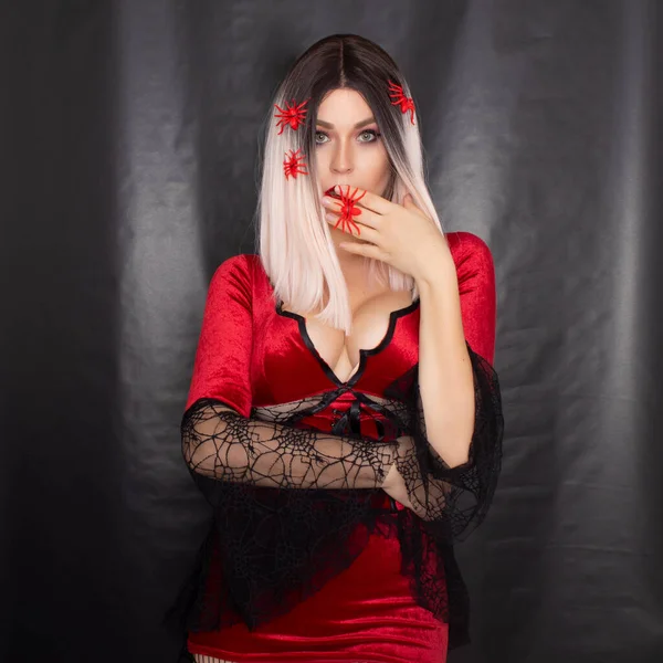 Mulher Loira Bonita Nova Vestido Vampiro Vermelho Fundo Preto Ela — Fotografia de Stock