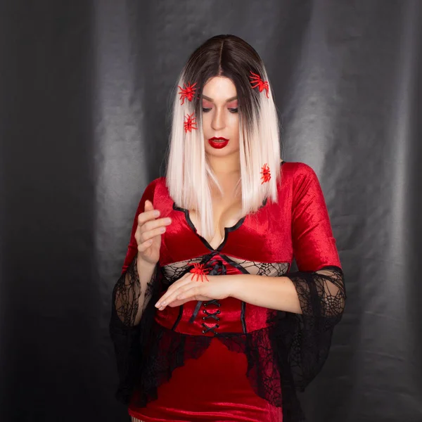 Giovane Bella Donna Bionda Abito Rosso Vampiro Uno Sfondo Nero — Foto Stock