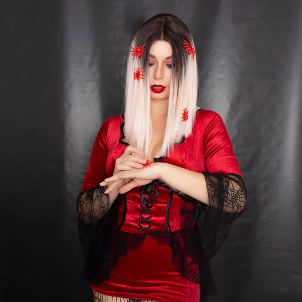 Junge Schöne Blonde Frau Einem Roten Vampirkleid Auf Schwarzem Hintergrund — Stockfoto