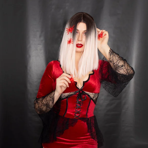 Giovane Bella Donna Bionda Abito Rosso Vampiro Uno Sfondo Nero — Foto Stock