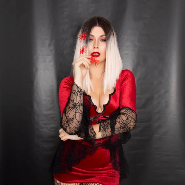 Mulher Loira Bonita Nova Vestido Vampiro Vermelho Fundo Preto Ela — Fotografia de Stock