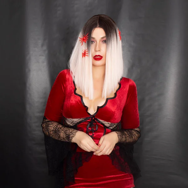 Mulher Loira Bonita Nova Vestido Vampiro Vermelho Fundo Preto Ela — Fotografia de Stock