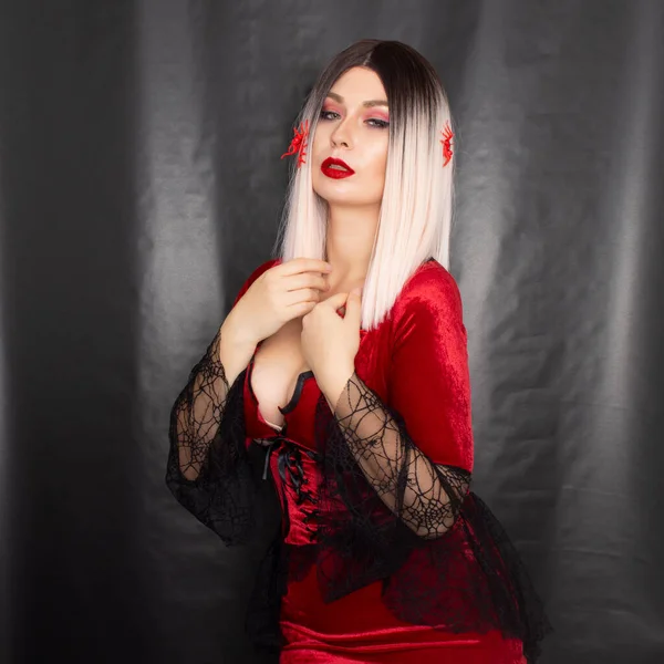 Mulher Loira Bonita Nova Vestido Vampiro Vermelho Fundo Preto Ela — Fotografia de Stock