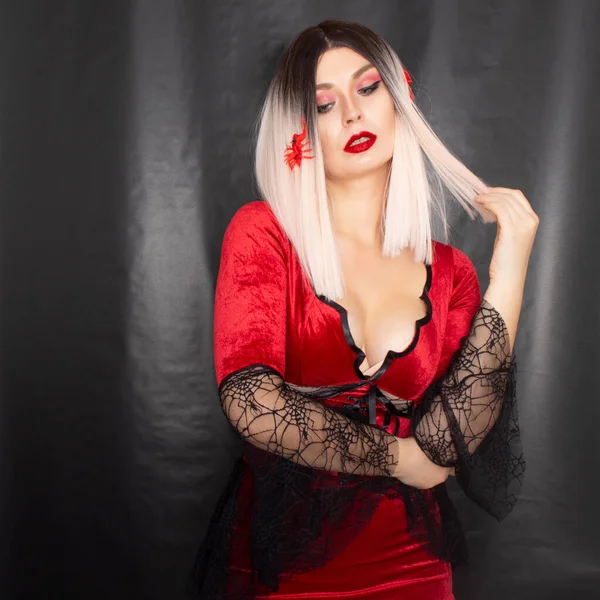 Giovane Bella Donna Bionda Abito Rosso Vampiro Uno Sfondo Nero — Foto Stock