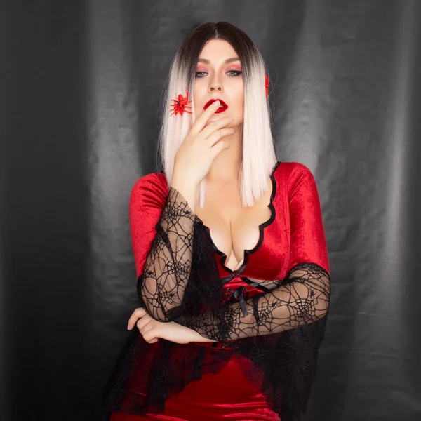 Mulher Loira Bonita Nova Vestido Vampiro Vermelho Fundo Preto Ela — Fotografia de Stock