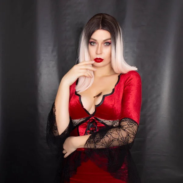 Jovem Mulher Loira Bonita Vestido Vampiro Vermelho Com Escorpião Seu — Fotografia de Stock