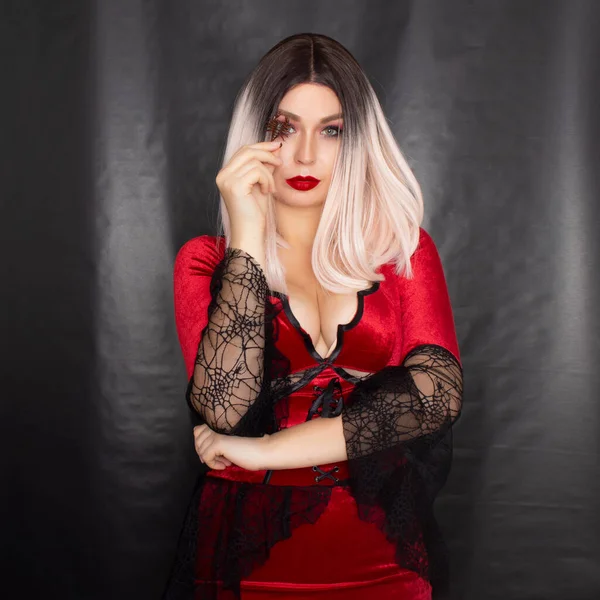 Giovane Bella Donna Bionda Abito Vampiro Rosso Con Uno Scorpione — Foto Stock