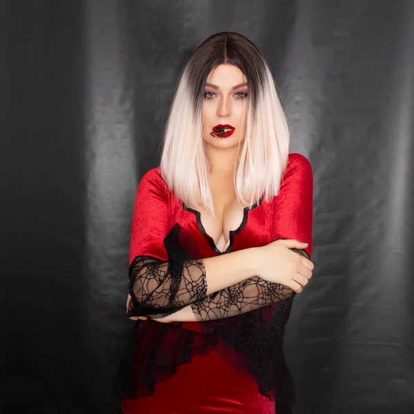 Giovane Bella Donna Bionda Abito Vampiro Rosso Con Uno Scorpione — Foto Stock