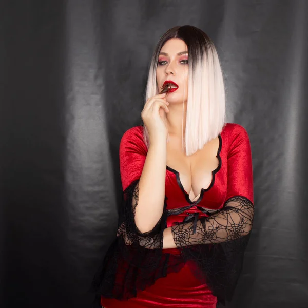 Jovem Mulher Loira Bonita Vestido Vampiro Vermelho Com Escorpião Seu — Fotografia de Stock