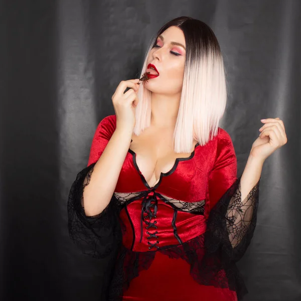 Jovem Mulher Loira Bonita Vestido Vampiro Vermelho Com Escorpião Seu — Fotografia de Stock