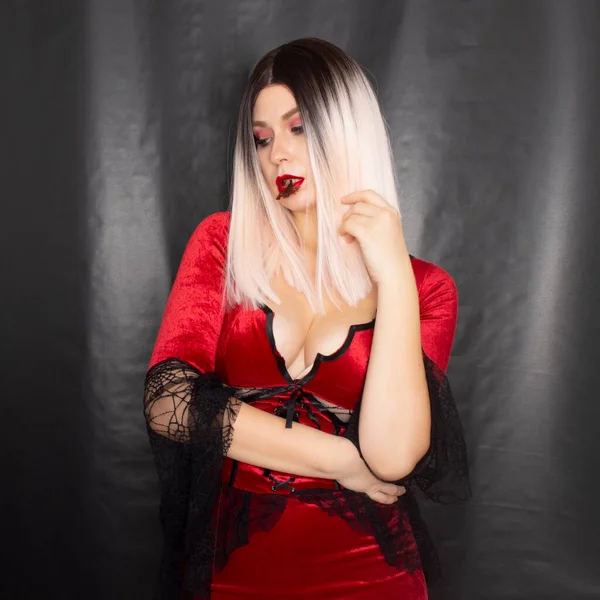 Giovane Bella Donna Bionda Abito Vampiro Rosso Con Uno Scorpione — Foto Stock