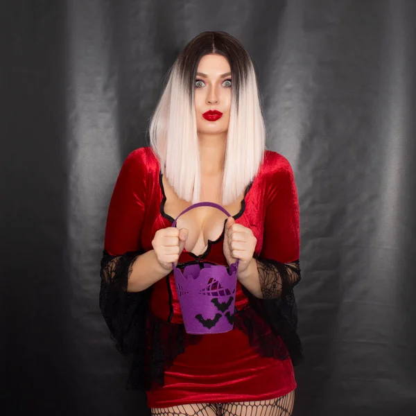 Joven Mujer Rubia Hermosa Vestido Vampiro Rojo Sostiene Una Bolsa —  Fotos de Stock