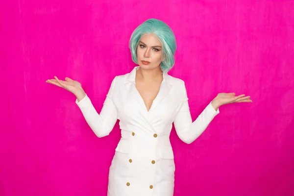 Mulher Bonita Com Cabelo Curto Cores Mentol Vestido Branco Jaqueta — Fotografia de Stock