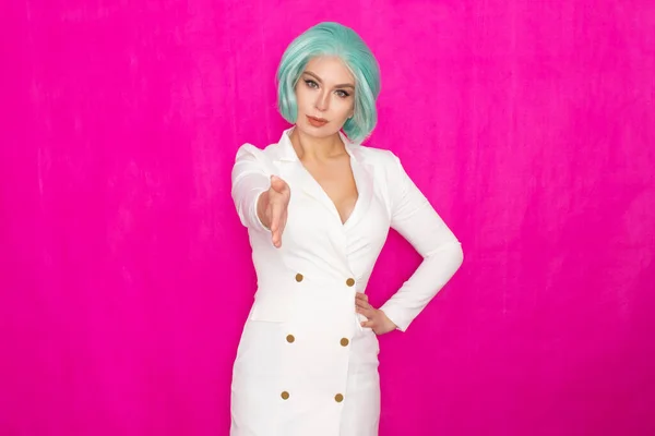 Mulher Bonita Com Cabelo Curto Cores Mentol Vestido Branco Jaqueta — Fotografia de Stock