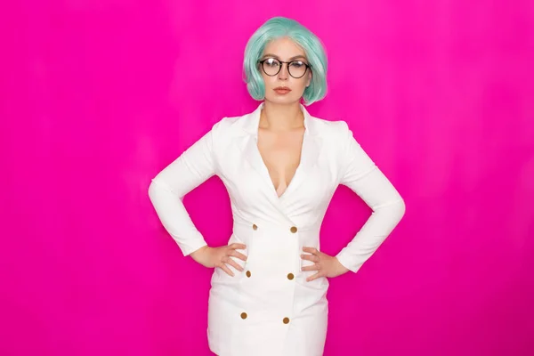 Schöne Junge Frau Mit Kurzen Blauen Haaren Brille Einem Weißen — Stockfoto