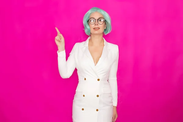 Mulher Bonita Com Cabelo Azul Curto Óculos Uma Jaqueta Vestido — Fotografia de Stock