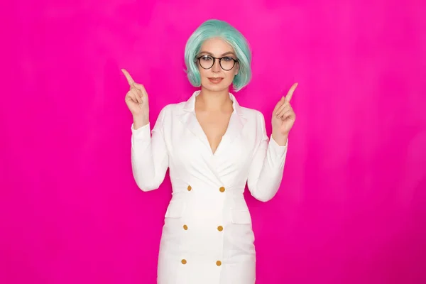 Mulher Bonita Com Cabelo Azul Curto Óculos Uma Jaqueta Vestido — Fotografia de Stock