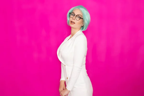 Schöne Junge Frau Mit Kurzen Blauen Haaren Brille Einem Weißen — Stockfoto