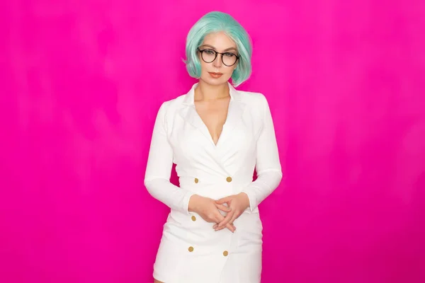 Schöne Junge Frau Mit Kurzen Blauen Haaren Brille Einem Weißen — Stockfoto