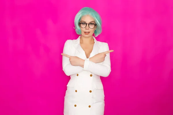 Schöne Junge Frau Mit Kurzen Blauen Haaren Brille Einem Weißen — Stockfoto