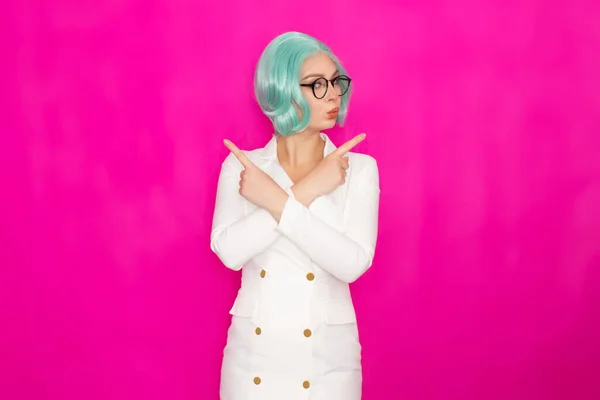 Schöne Junge Frau Mit Kurzen Blauen Haaren Brille Einem Weißen — Stockfoto