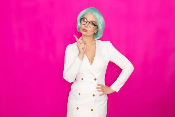 Schöne Junge Frau Mit Kurzen Blauen Haaren Brille Einem Weißen — Stockfoto