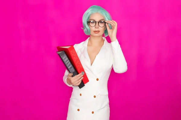 Mulher Bonita Com Cabelo Azul Curto Usando Óculos Vestido Branco — Fotografia de Stock