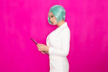 Beyaz iş elbisesi içinde kısa mavi saçlı güzel bir kadın. Elinde içinde belgeler olan siyah bir dosya var.