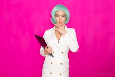 Beyaz iş elbisesi içinde kısa mavi saçlı güzel bir kadın. Elinde içinde belgeler olan siyah bir dosya var.