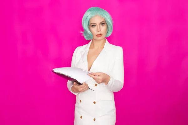 Schöne Junge Frau Mit Kurzen Blauen Haaren Einem Weißen Business — Stockfoto