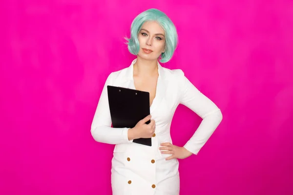 Schöne Junge Frau Mit Kurzen Blauen Haaren Einem Weißen Business — Stockfoto