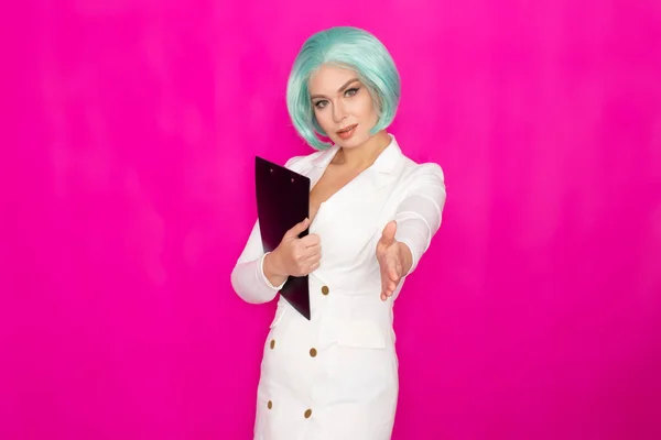 Schöne Junge Frau Mit Kurzen Blauen Haaren Einem Weißen Business — Stockfoto
