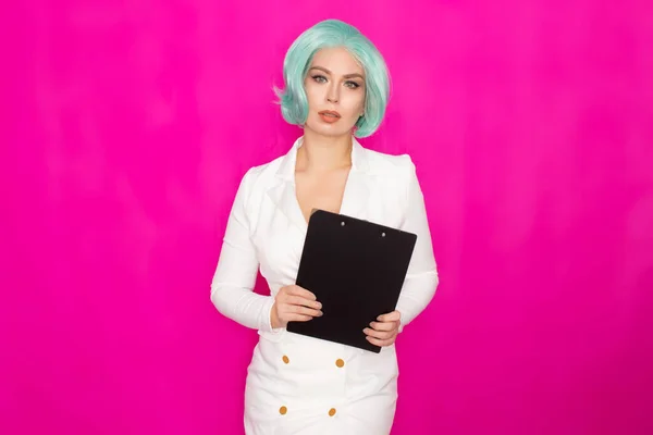 Όμορφη Νεαρή Γυναίκα Κοντά Μπλε Μαλλιά Ένα Λευκό Επιχειρηματικό Σακάκι — Φωτογραφία Αρχείου