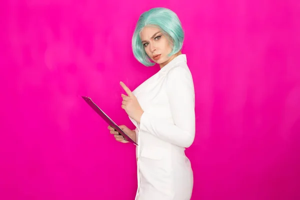 Schöne Junge Frau Mit Kurzen Blauen Haaren Einem Weißen Business — Stockfoto