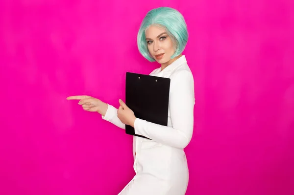 Schöne Junge Frau Mit Kurzen Blauen Haaren Einem Weißen Business — Stockfoto