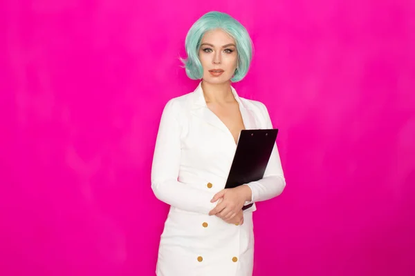 Schöne Junge Frau Mit Kurzen Blauen Haaren Einem Weißen Business — Stockfoto