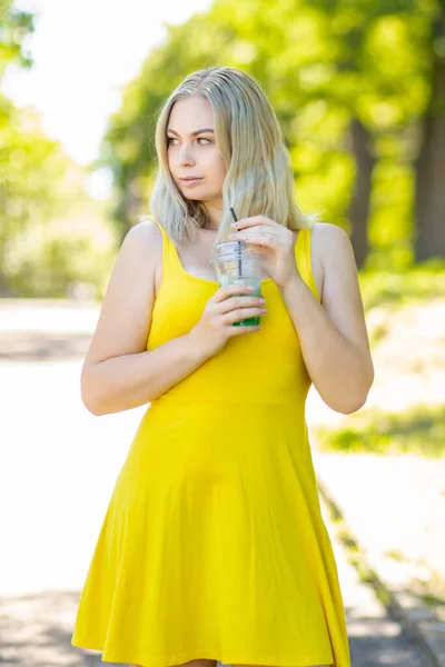 Atraktivní Stylová Blond Usměvavá Žena Žlutých Krátkých Šatech Letní Módní — Stock fotografie