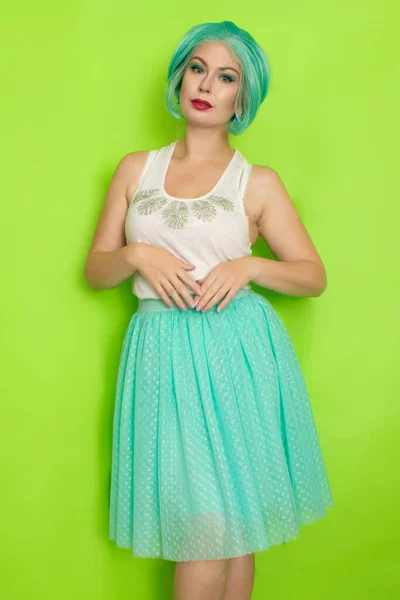 Retrato Una Hermosa Joven Con Pelo Azul Corto Estudio Sobre — Foto de Stock