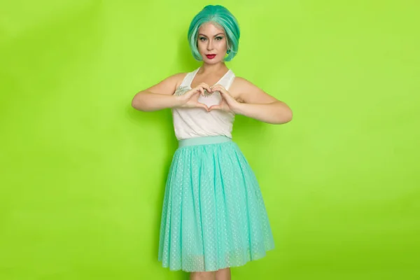 Stüdyoda Yeşil Arka Planda Kısa Mavi Saçlı Güzel Bir Genç — Stok fotoğraf
