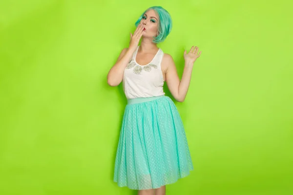 Stüdyoda Yeşil Arka Planda Kısa Mavi Saçlı Güzel Bir Genç — Stok fotoğraf