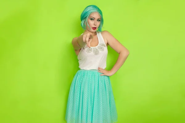 一个漂亮的年轻女子的画像 她在一个绿色背景的工作室里留着蓝色的短发 中等长度的浪漫裙子和白衬衫 — 图库照片