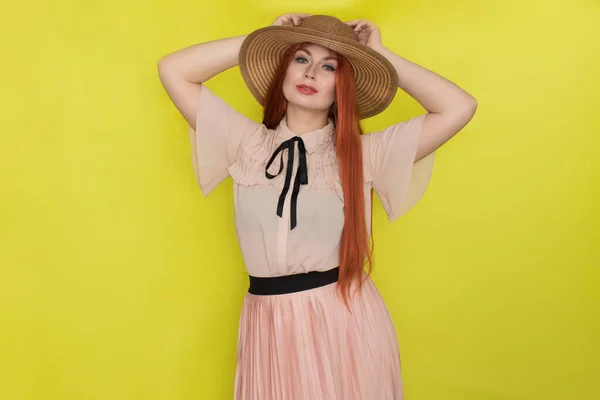 红头发女人头戴草帽 背景黄 工作室 夏天的概念 — 图库照片