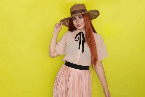 黄色の背景 スタジオ スタイル 夏の概念上の麦藁帽子の赤い髪の女性 — ストック写真