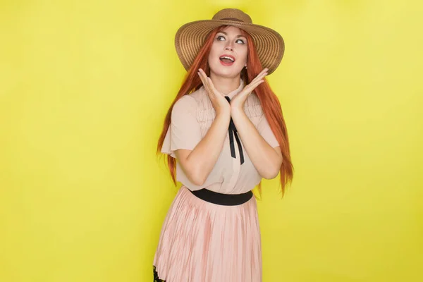 红头发女人头戴草帽 背景黄 工作室 夏天的概念 — 图库照片