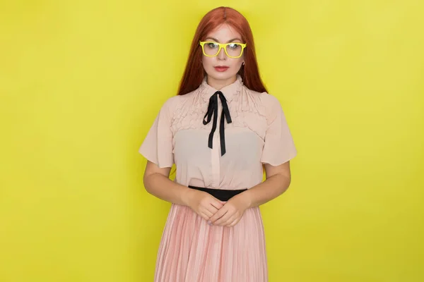 Mujer Pelirroja Con Gafas Ropa Oficina Sobre Fondo Amarillo Estudio —  Fotos de Stock