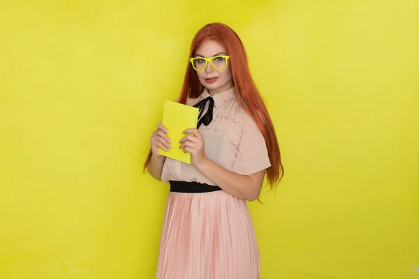 Mulher Cabelos Vermelhos Sobre Fundo Amarelo Segurando Livro Suas Mãos — Fotografia de Stock