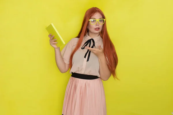 Mulher Cabelos Vermelhos Sobre Fundo Amarelo Segurando Livro Suas Mãos — Fotografia de Stock