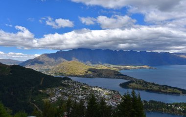 bulutlu gökyüzü arka plan üzerinde deniz ve dağ manzaralı görünüm  