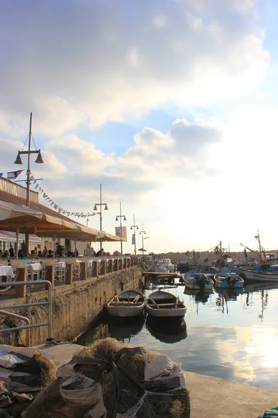 Blick Auf Die Küste Mit Cafés Und Festmachenden Booten Vor — Stockfoto